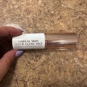 Charlotte Tilbury Gold Foundation Luminous Finish Color: 7 Medium